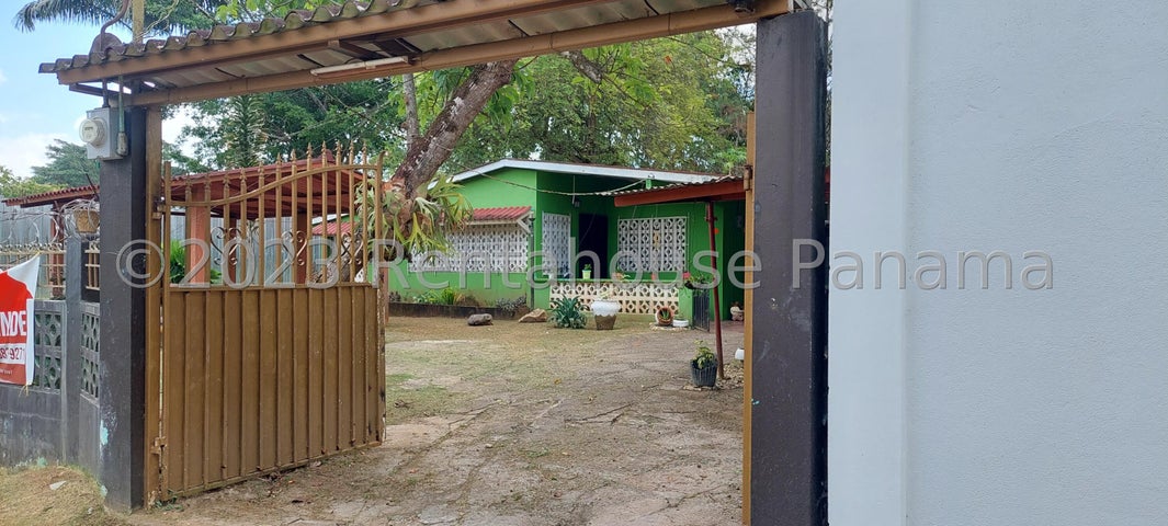 Residential Land with House in Pedregal!